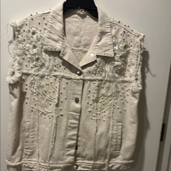 POL Cream Vest with Distressed Details - Picture 5 of 6